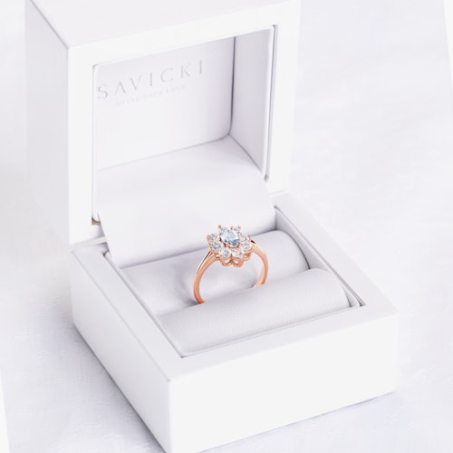 Pierścionek zaręczynowy SAVICKI: różowe złoto, białe szafiry